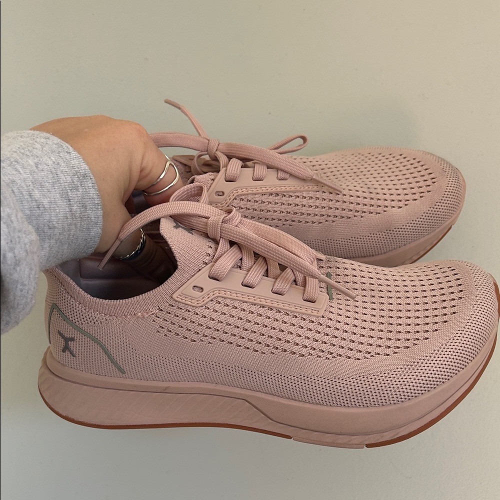 Flux Adapt Runner shoes - Women's Stylish Pink Sneakers